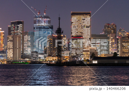 東京湾岸の高層ビル群とオフィス街の夜景 東京湾岸の高層ビル群とオフィス街の夜景 140466206