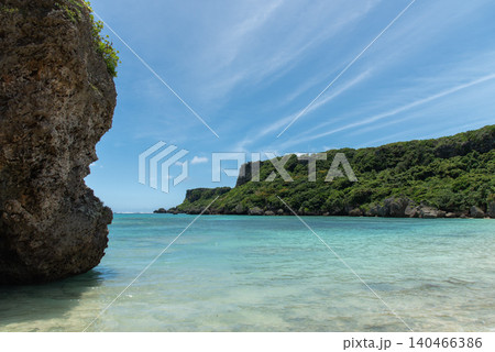 エメラルドグリーンの海と緑に覆われた崖の入り江 エメラルドグリーンの海と緑に覆われた崖の入り江 140466386
