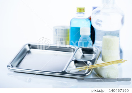 Medical equipment for treating infections. Wound care dressing set. Medical supplies for nurses. Conform bandage, forceps, cotton stick, alcohol. Sterile dressing materials. Healthcare equipment. 140467190