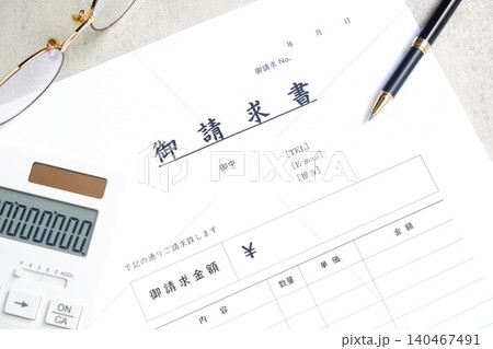 請求書 - 取引先へ宛てて請求書を準備する、ビジネスシーンのイメージ 請求書 - 取引先へ宛てて請求書を準備する、ビジネスシーンのイメージ 140467491