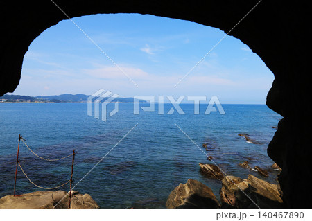 夏の沖ノ島の洞窟 1 夏の沖ノ島の洞窟 1 140467890