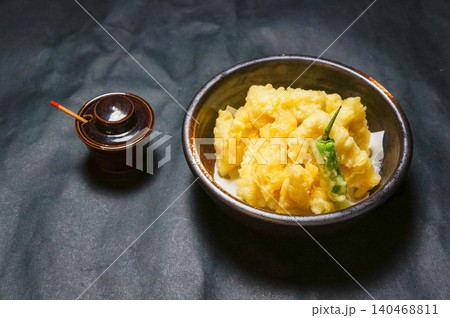 ふんわり衣で揚げた鶏天とししとうの香ばしい一皿 140468811