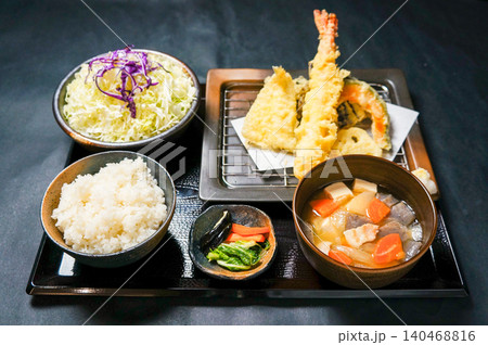 天ぷらとご飯と味噌汁の日本定食セット 天ぷらとご飯と味噌汁の日本定食セット 140468816