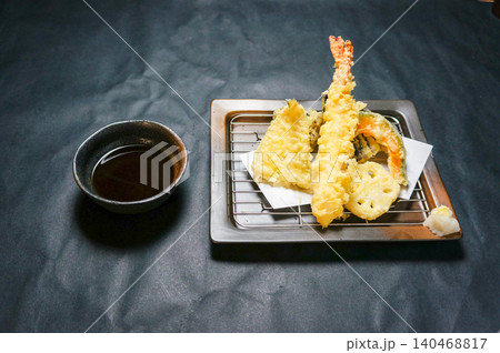 天ぷらとつけ汁で楽しむ和食の一品 140468817