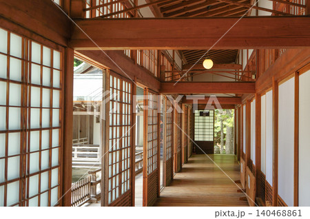 金剛峯寺木造回廊から望む静けさと和の空間美 140468861