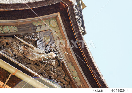 歴史薫る寺院屋根の精緻な龍彫刻 歴史薫る寺院屋根の精緻な龍彫刻 140468869