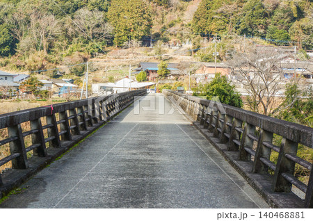 静かな山里をつなぐ橋と小さな集落の景観 静かな山里をつなぐ橋と小さな集落の景観 140468881