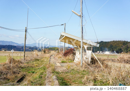草に覆われたくま川鉄道川村駅の静かな冬の風景 草に覆われたくま川鉄道川村駅の静かな冬の風景 140468887