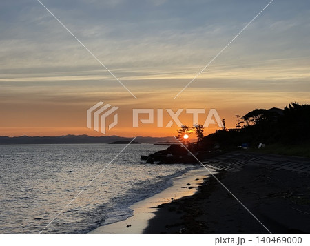 海辺に沈む夕日と黄昏の風景 海辺に沈む夕日と黄昏の風景 140469000