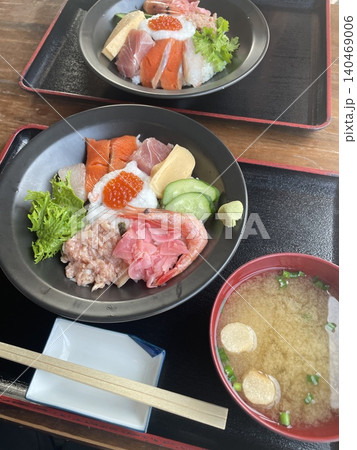 新鮮な海鮮丼の定食 140469006