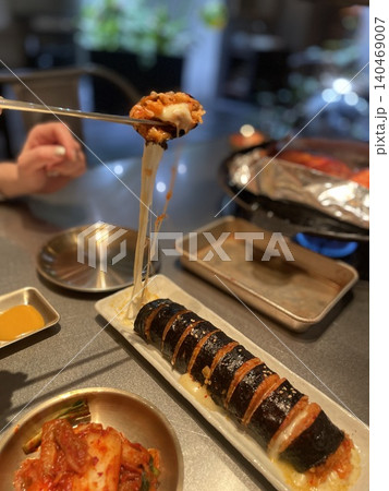 韓国料理店で味わうキンパ 韓国料理店で味わうキンパ 140469007