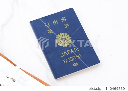 パスポート - パスポート(一般旅券5年用紺色)を用意して、海外旅行を計画しているイメージ パスポート - パスポート(一般旅券5年用紺色)を用意して、海外旅行を計画しているイメージ 140469280