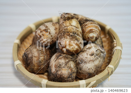 収穫されたばかりの新鮮な里芋 収穫されたばかりの新鮮な里芋 140469623
