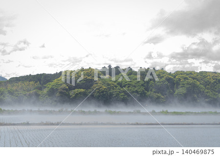 水田に沸く霧 霧 気嵐 地霧 蒸気霧 気象 水田 水田に沸く霧 霧 気嵐 地霧 蒸気霧 気象 水田 140469875