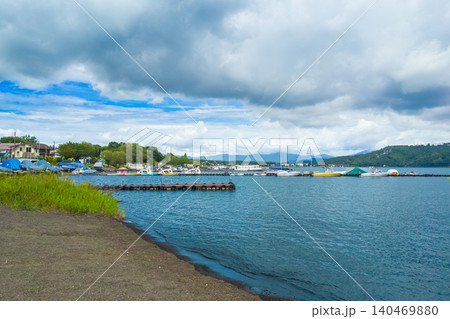 山中湖の桟橋と係留ボート、曇天の湖畔風景 (山梨県、山中湖村) 山中湖の桟橋と係留ボート、曇天の湖畔風景 (山梨県、山中湖村) 140469880