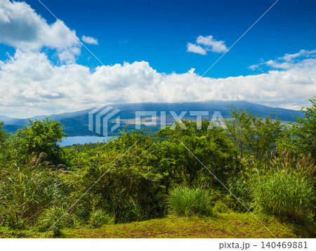 石割山頂から望む雲に覆われた富士山と山中湖の眺望 (山梨県、山中湖村) 石割山頂から望む雲に覆われた富士山と山中湖の眺望 (山梨県、山中湖村) 140469881