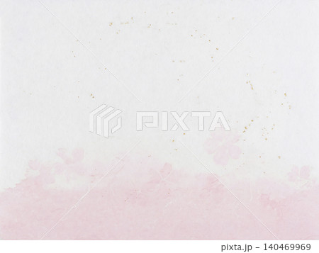 白和紙の下部から淡い桜色の水彩と金粉が滲む上品な素材 140469969