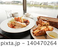 川沿いカフェのランチプレートとパン 140470264
