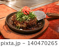 ねぎをたっぷりのせた鉄板料理 140470265