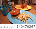 フライドポテト付きハンバーガープレート 140470267