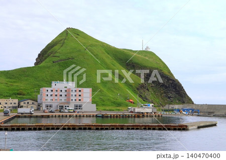 鴛泊港・ペシ岬(フェリーより撮影・北海道利尻富士町) 鴛泊港・ペシ岬(フェリーより撮影・北海道利尻富士町) 140470400