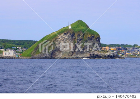 ペシ岬と町並み(フェリーより撮影・北海道利尻富士町) ペシ岬と町並み(フェリーより撮影・北海道利尻富士町) 140470402