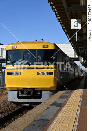 鵜沼駅に停車中のキヤ95系ドクター東海DR1編成 鵜沼駅に停車中のキヤ95系ドクター東海DR1編成 140470962