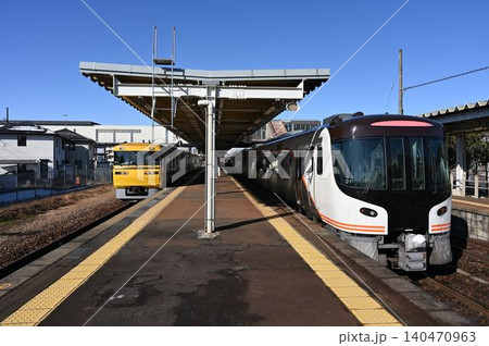 鵜沼駅に停車中のキヤ95系ドクター東海とHC85系特急ひだ 140470963