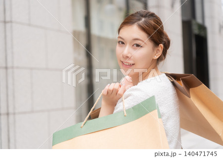 買い物を楽しむおしゃれな若い女性のポートレート 買い物を楽しむおしゃれな若い女性のポートレート 140471745