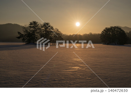 冬の朝日に輝く雪原 冬の朝日に輝く雪原 140472630