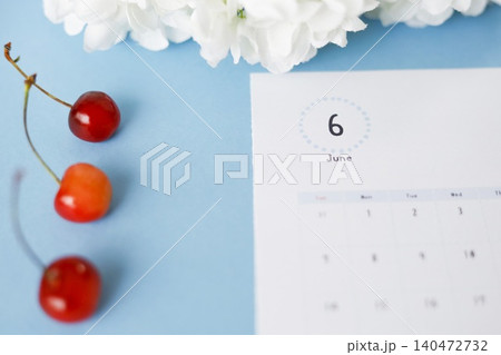 さくらんぼとアジサイと6月のカレンダー ブルーバック さくらんぼとアジサイと6月のカレンダー ブルーバック 140472732