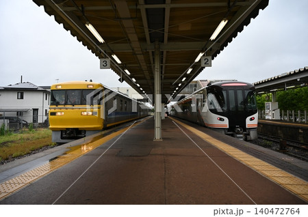 鵜沼駅に停車中のキヤ95とHC85系特急ひだ 140472764