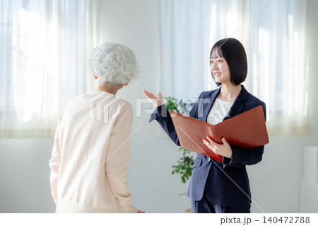 営業マンと話をするシニア女性 営業マンと話をするシニア女性 140472788