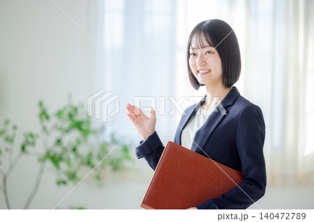 バインダーを持つ女性 バインダーを持つ女性 140472789