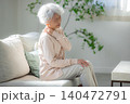 肩が痛い高齢者の女性 140472791