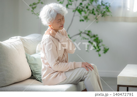 肩が痛い高齢者の女性 140472791