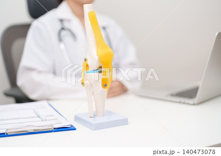 Doctor with Human Knee joint anatomy model. Osteoarthritis, Patellofemoral Pain Syndrome, Patellar Tendinitis, ACL, Anterior Cruciate Ligament, PCL, Posterior, MCL, Medial Collateral, LCL and Lateral 140473078