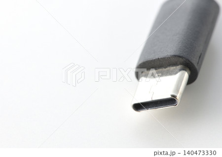 USB-Cケーブルを白背景で撮影 140473330