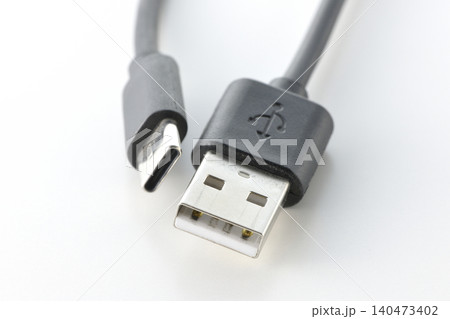 USBのType-AとType-Cケーブルを白背景で撮影 USBのType-AとType-Cケーブルを白背景で撮影 140473402