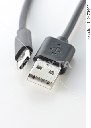 USBのType-AとType-Cケーブルを白背景で撮影 140473405