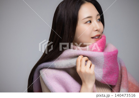 マフラーを巻いた女性 マフラーを巻いた女性 140473516