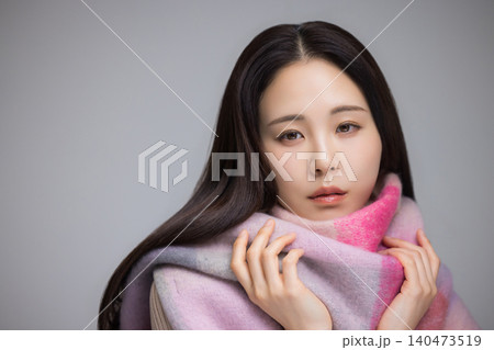 マフラーを巻いた女性 マフラーを巻いた女性 140473519
