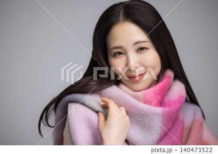 マフラーを巻いた女性 マフラーを巻いた女性 140473522