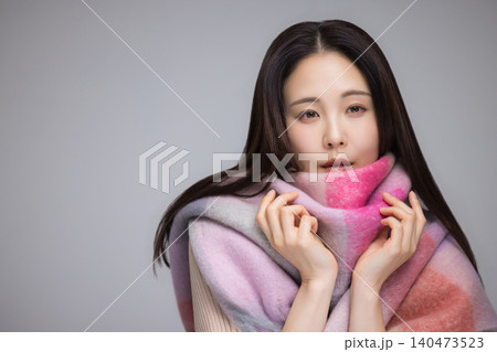 マフラーを巻いた女性 マフラーを巻いた女性 140473523