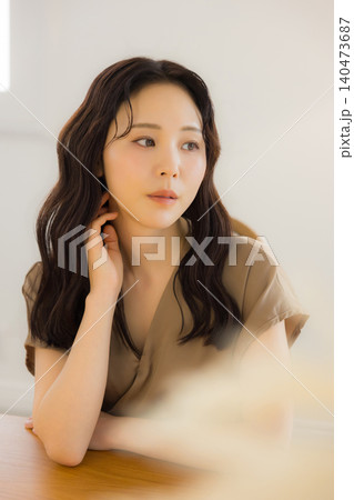 コーヒーを飲む女性　 140473687