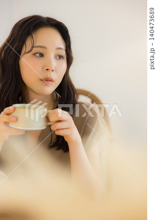 コーヒーを飲む女性　 140473689