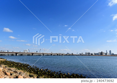 淀川河川敷より望む大阪の都市風景 140473692