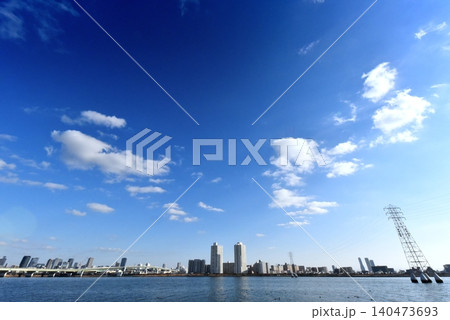 淀川河川敷より望む大阪の都市風景 淀川河川敷より望む大阪の都市風景 140473693
