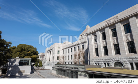 美しい青空の下にそびえ立つ日本の政治の中心・国会議事堂の重厚な外観風景 美しい青空の下にそびえ立つ日本の政治の中心・国会議事堂の重厚な外観風景 140473837