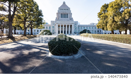 美しい青空の下にそびえ立つ日本の政治の中心・国会議事堂の重厚な外観風景 美しい青空の下にそびえ立つ日本の政治の中心・国会議事堂の重厚な外観風景 140473840